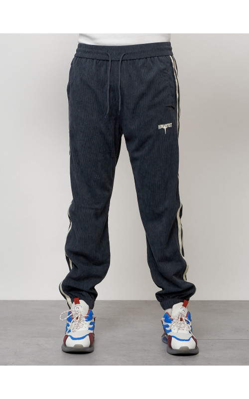 Мужской спортивный костюм для активного отдыха и повседневной носки.