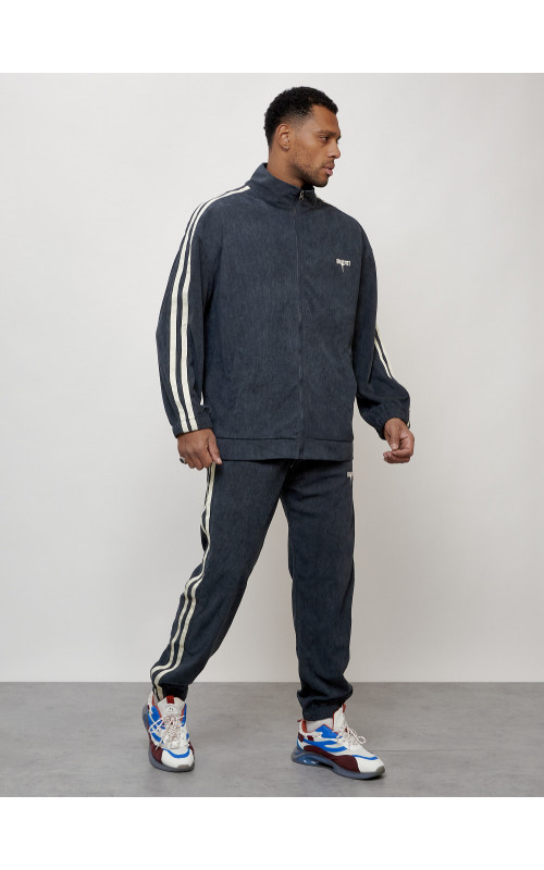 Мужской спортивный костюм для активного отдыха и повседневной носки.