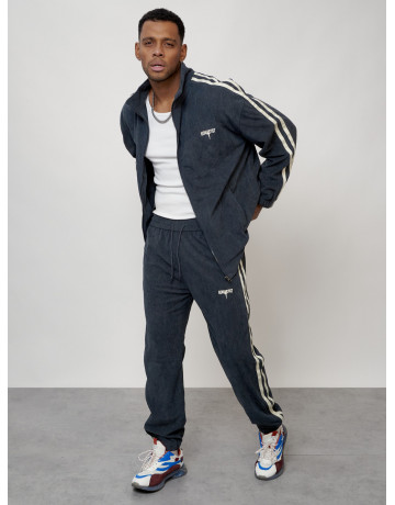 Мужской спортивный костюм для активного отдыха и повседневной носки.