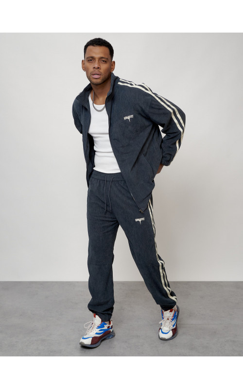 Мужской спортивный костюм для активного отдыха и повседневной носки.