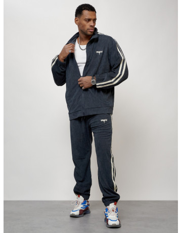 Мужской спортивный костюм для активного отдыха и повседневной носки.