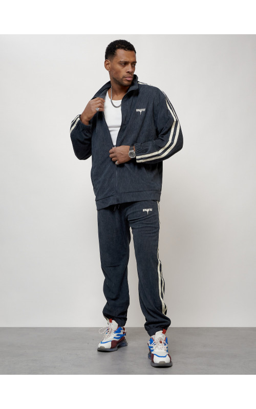 Мужской спортивный костюм для активного отдыха и повседневной носки.