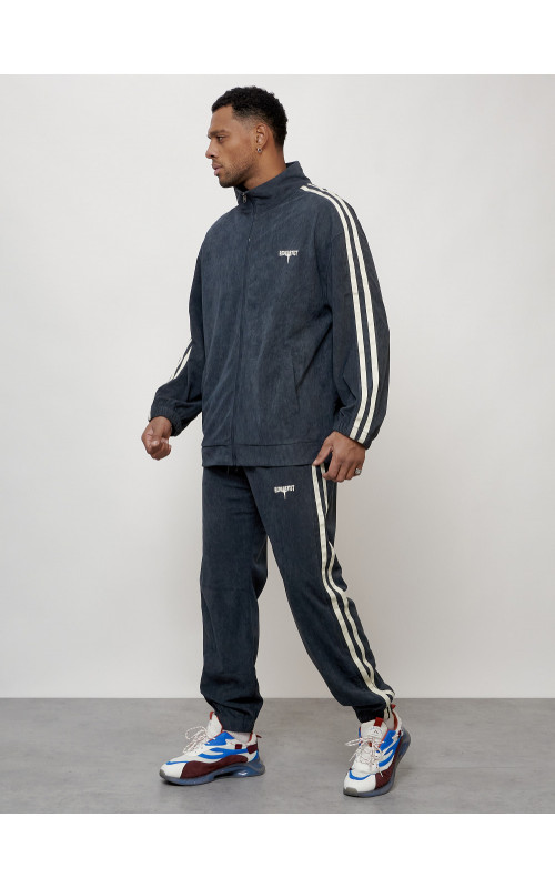 Мужской спортивный костюм для активного отдыха и повседневной носки.