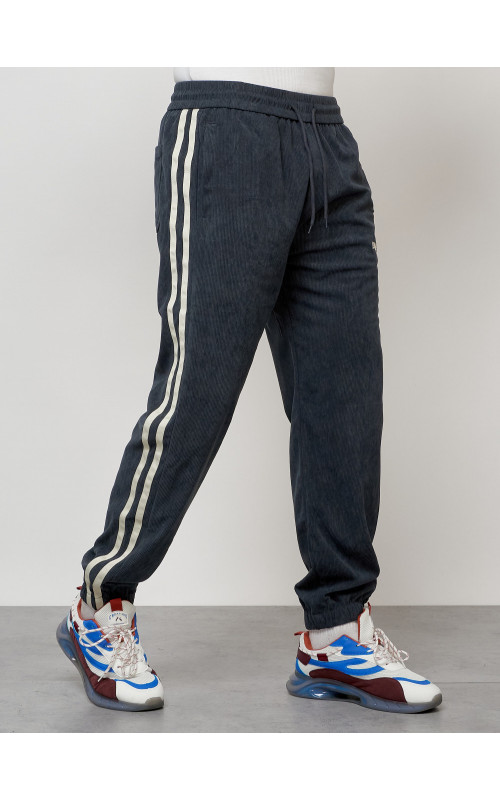 Мужской спортивный костюм для активного отдыха и повседневной носки.