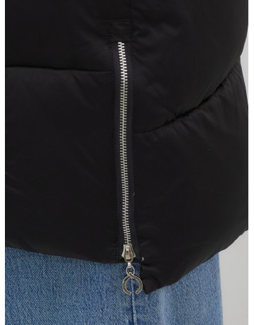 Длинный зимний пуховик премиум-класса.