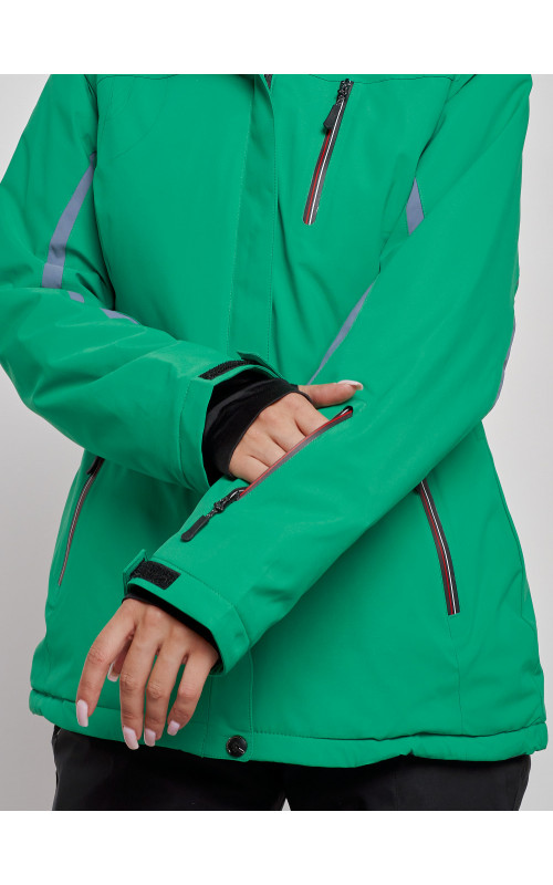 Женский горнолыжный костюм для зимних прогулок и спорта.