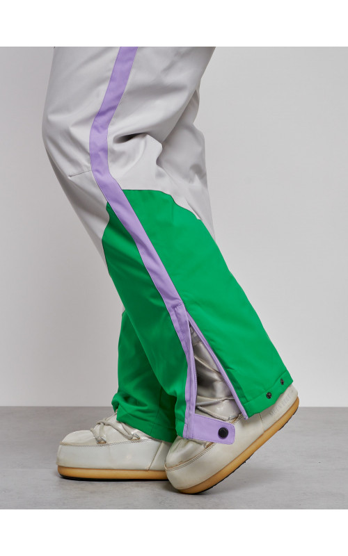 Зимний женский комбинезон для зимних видов спорта.