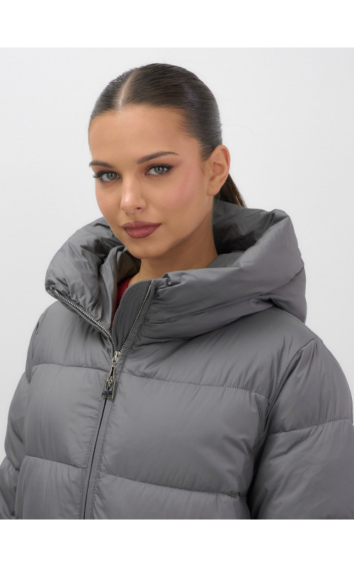 Женский зимний пуховик с капюшоном на резинке для больших размеров.