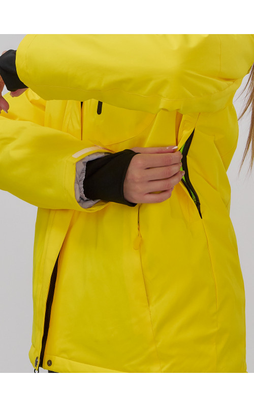 Женская горнолыжная куртка со съёмным капюшоном.