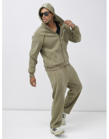 Мужской спортивный костюм для активного образа жизни.