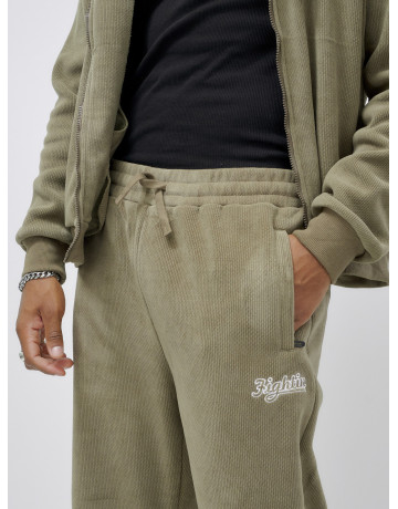 Мужской спортивный костюм для активного образа жизни.