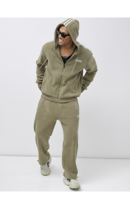 Мужской спортивный костюм для активного образа жизни.