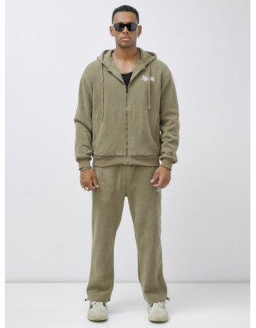 Мужской спортивный костюм для активного образа жизни.