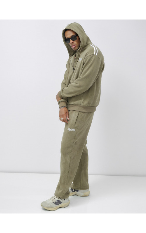 Мужской спортивный костюм для активного образа жизни.