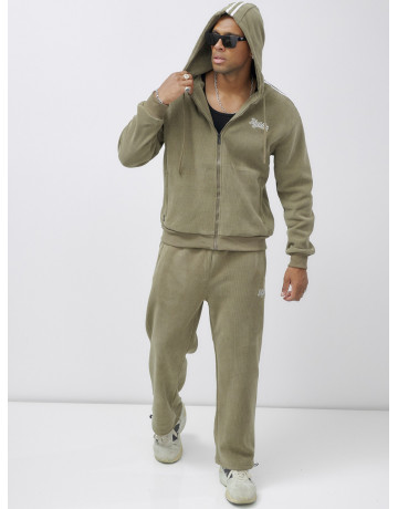 Мужской спортивный костюм для активного образа жизни.