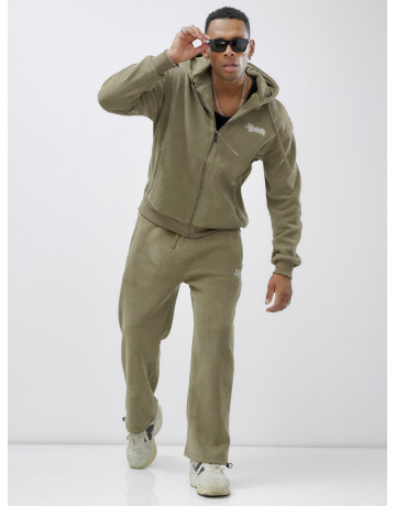 Мужской спортивный костюм для активного образа жизни.