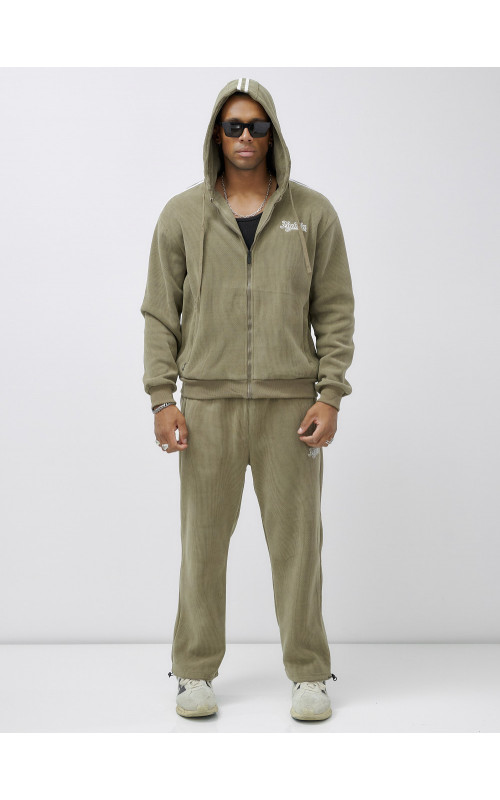 Мужской спортивный костюм для активного образа жизни.