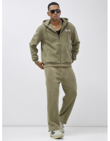 Мужской спортивный костюм для активного образа жизни.