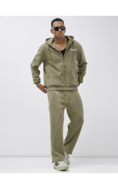 Мужской спортивный костюм для активного образа жизни.