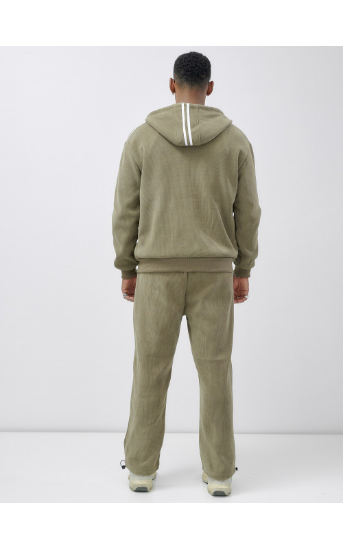 Мужской спортивный костюм для активного образа жизни.