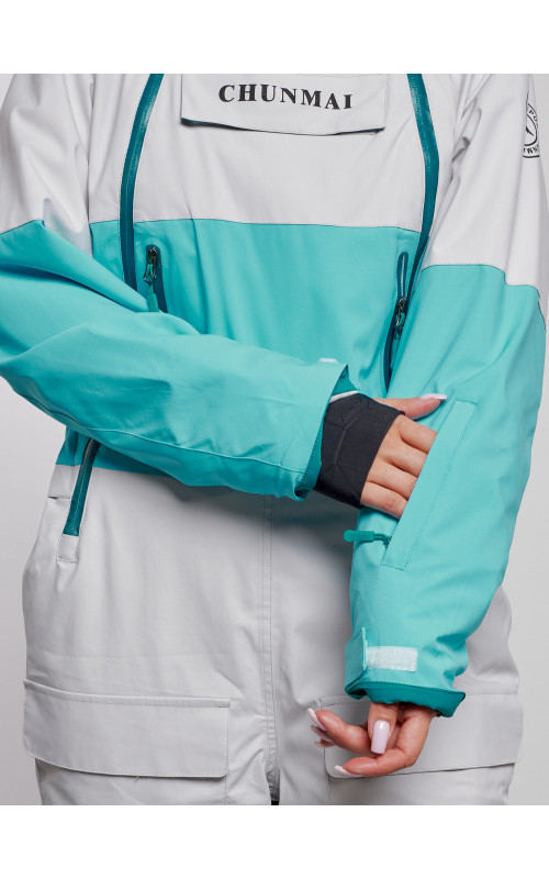 Зимний женский комбинезон для зимних видов спорта.