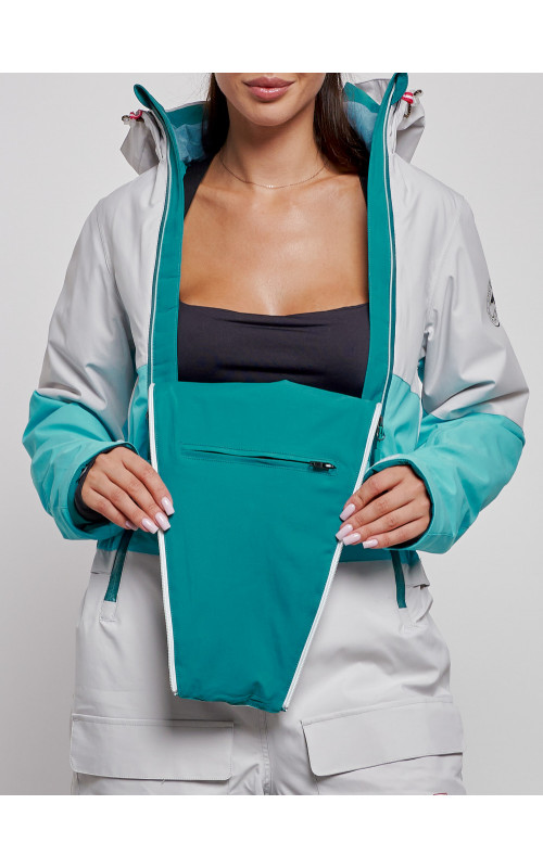 Зимний женский комбинезон для зимних видов спорта.