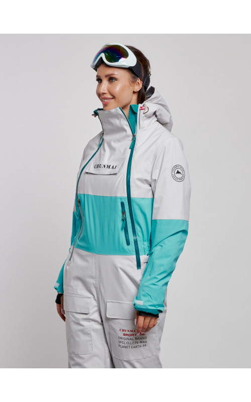 Зимний женский комбинезон для зимних видов спорта.