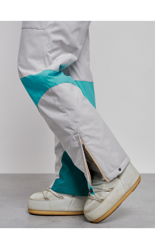 Зимний женский комбинезон для зимних видов спорта.