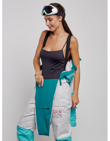 Зимний женский комбинезон для зимних видов спорта.