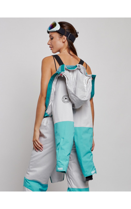 Зимний женский комбинезон для зимних видов спорта.