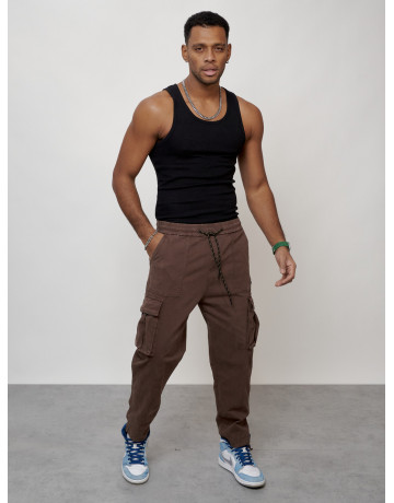 Мужские брюки зауженного кроя.