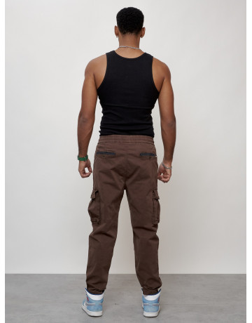 Мужские брюки зауженного кроя.