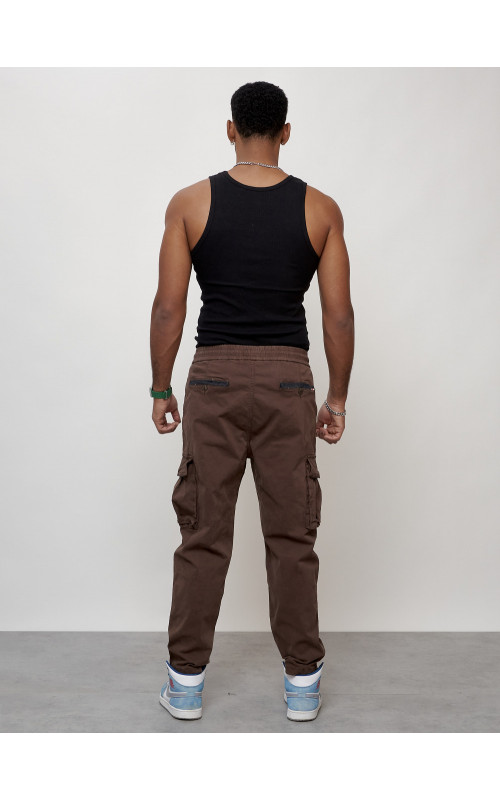 Мужские брюки зауженного кроя.