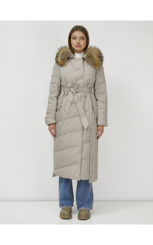 Длинный женский пуховик с мехом енота.