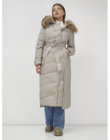 Длинный женский пуховик с мехом енота.