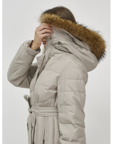 Длинный женский пуховик с мехом енота.