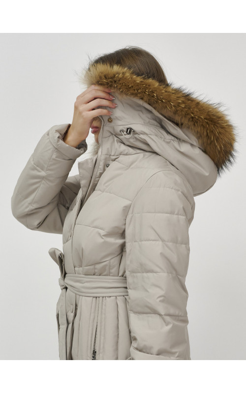 Длинный женский пуховик с мехом енота.