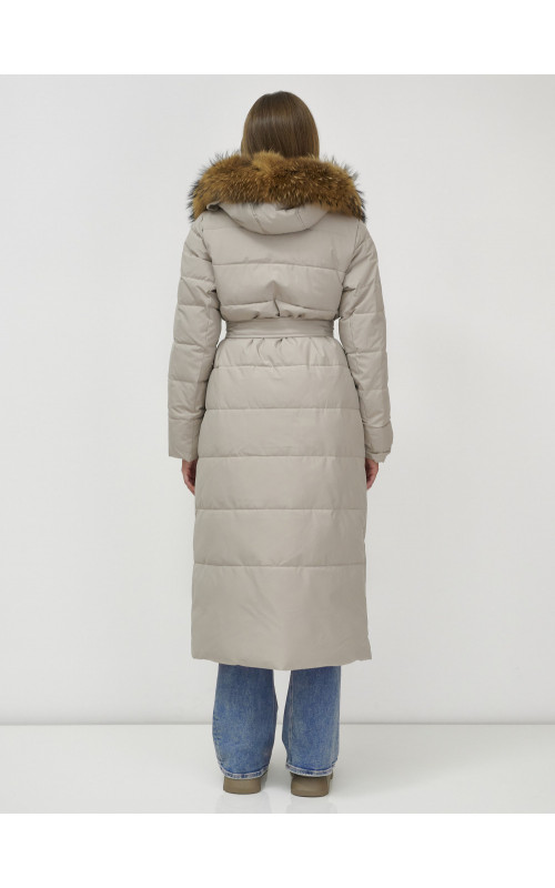 Длинный женский пуховик с мехом енота.