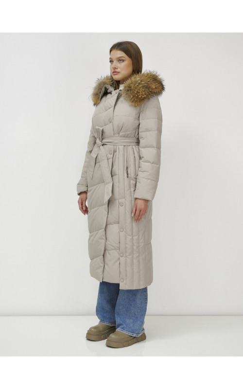 Длинный женский пуховик с мехом енота.