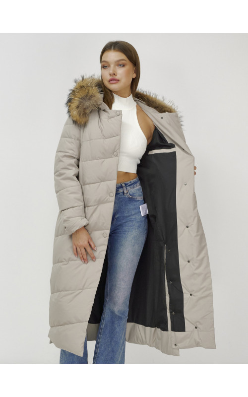 Длинный женский пуховик с мехом енота.